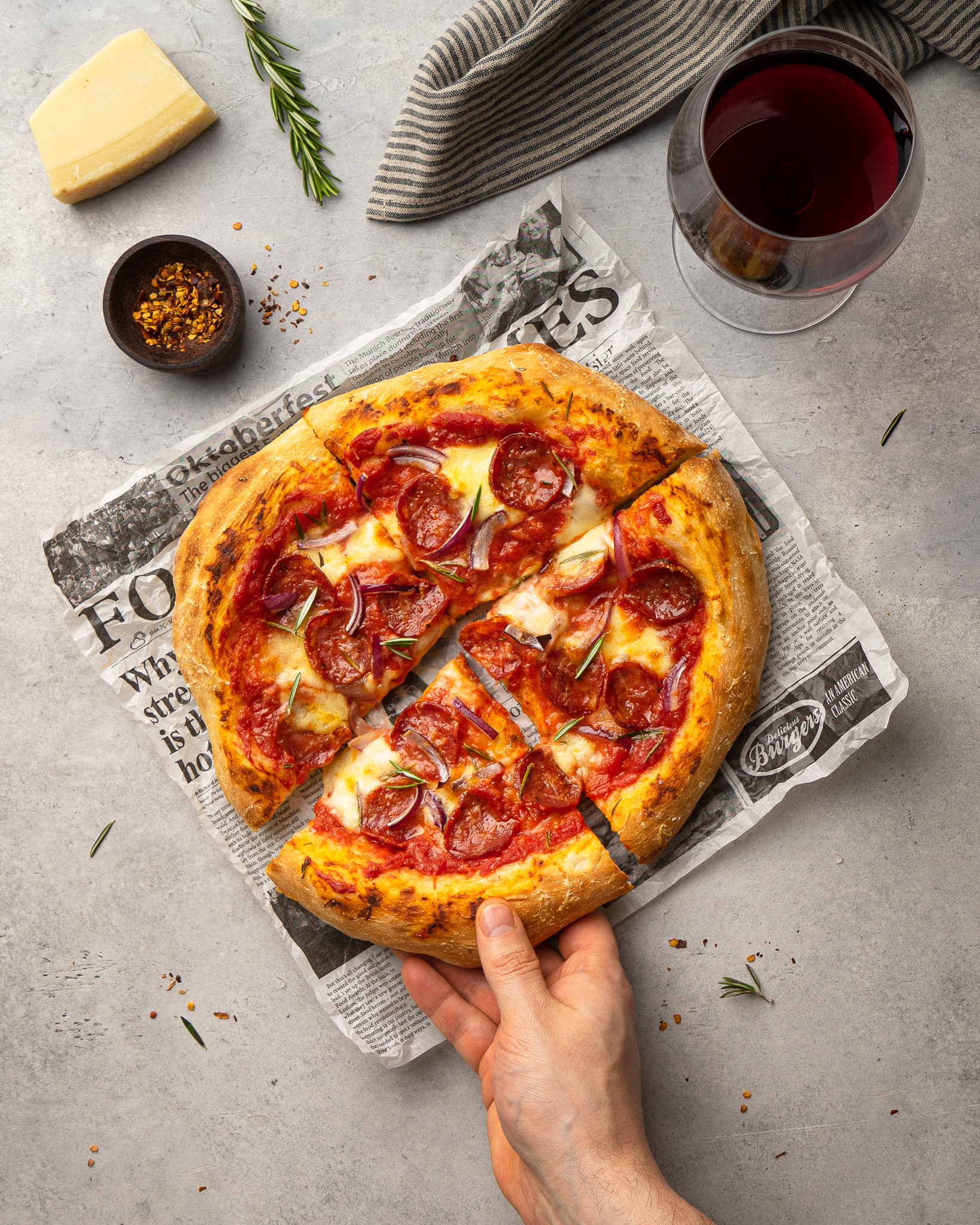 Pizza með Ítölsku salami, rauðlauk, rósmarín og heimalagaðri pizzasósu